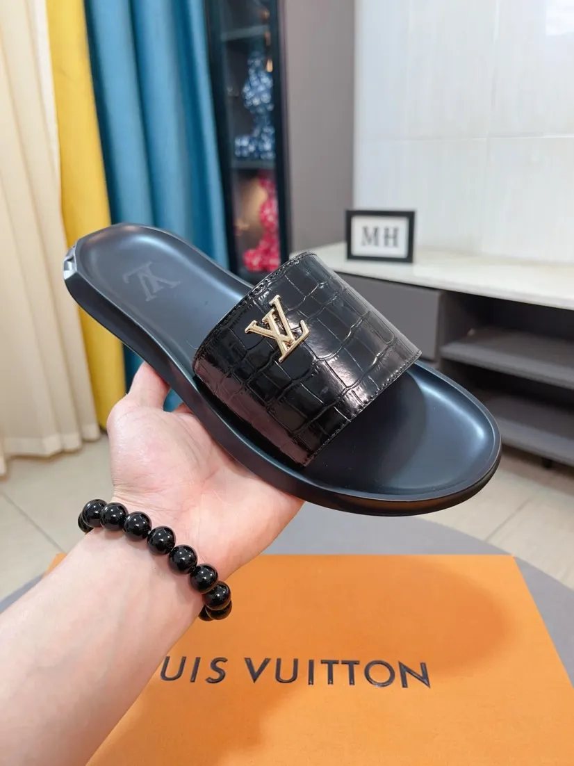 Men's shoes 💰260🌹🌹 (lv-Louis Vuitton) new men's sandals, high-end boutique, exquisite embossed logo decoration on the upper, fine workmanship, super soft soles, casual, loose and comfortable, a must-have in summer! \nsize：38-44